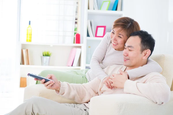 Guardare la televisione — Foto Stock