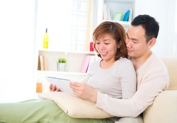 Casal asiático com computador tablet digital — Fotografia de Stock
