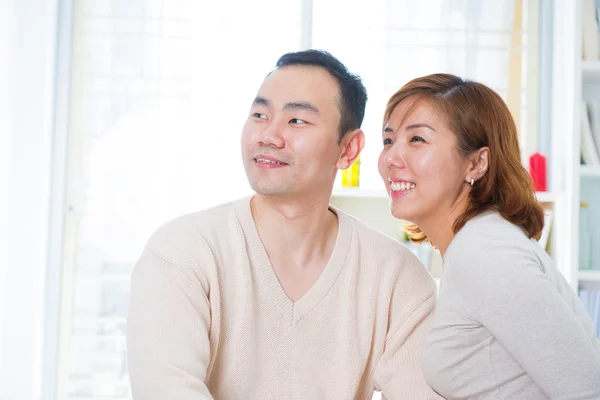 Asiática pareja mirando hacia otro lado —  Fotos de Stock