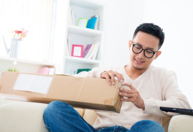 hızlı bir paket aldı