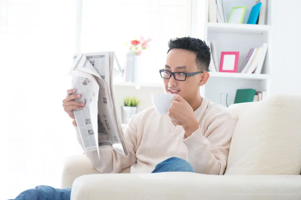 Asiático beber café e ler notícias papel — Fotografia de Stock