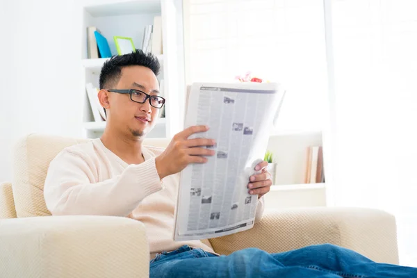 Sudeste asiático masculino lectura noticias papel — Foto de Stock