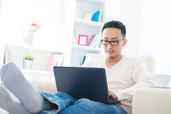 Asyalı erkek evde internet kullanımı — Stok fotoğraf