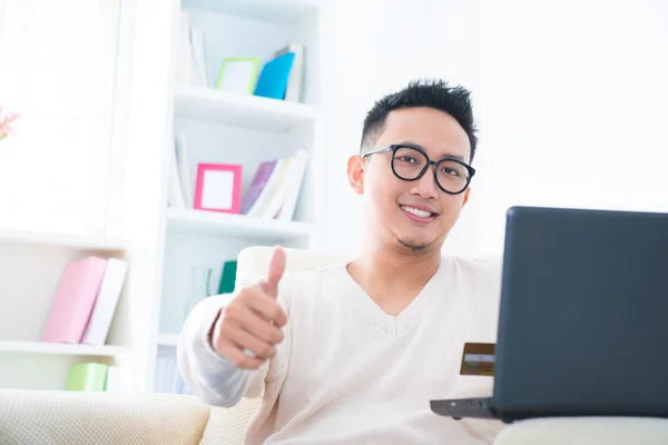 Duim omhoog het winkelen op internet — Stockfoto