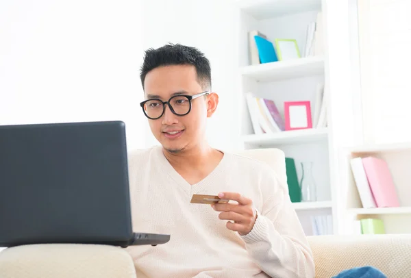 Zuidoost-Aziatische mannelijke online winkelen — Stockfoto