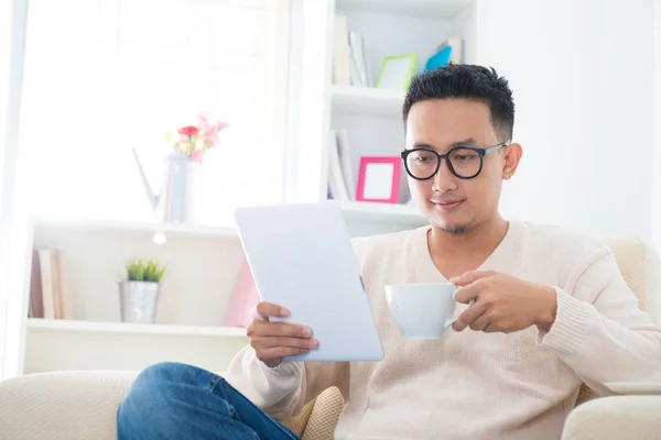 Aziatische man met behulp van computer Tablet PC — Stockfoto