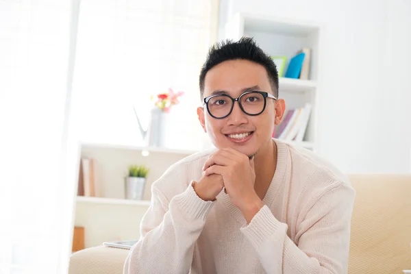 Sorridente maschio del sud-est asiatico — Foto Stock