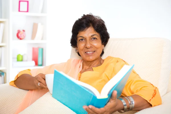 Maturo donna indiana lettura del libro — Foto Stock