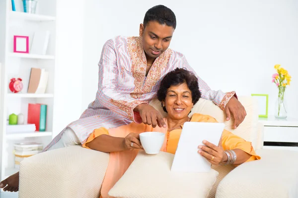 Familia india usando tableta de ordenador — Foto de Stock