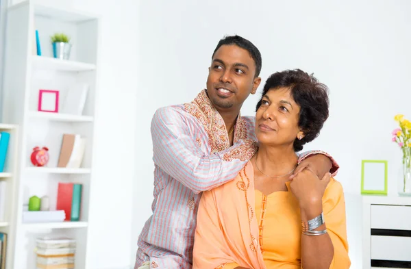 Família indiana olhando para longe — Fotografia de Stock