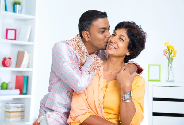 Indiana masculino beijando sua mãe — Fotografia de Stock