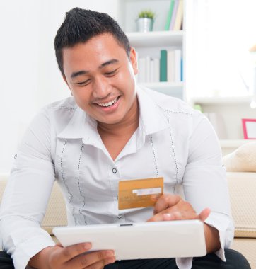 Asyalı adam online alışveriş