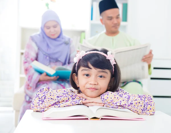 Asian Dziewczyna czytająca — Zdjęcie stockowe
