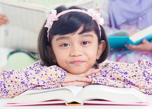 Chica musulmana leyendo — Foto de Stock