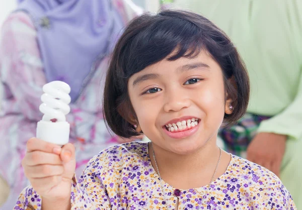 Asiatische Mädchen Glühbirne Idee — Stockfoto