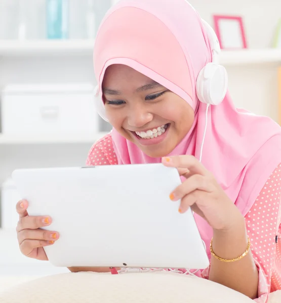 Asiático adolescente escuchar mp3 auriculares — Foto de Stock