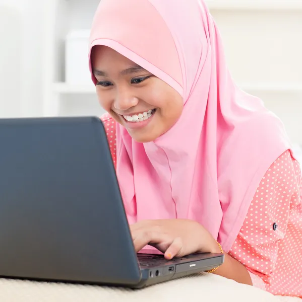 Asiático adolescente usando notebook — Foto de Stock