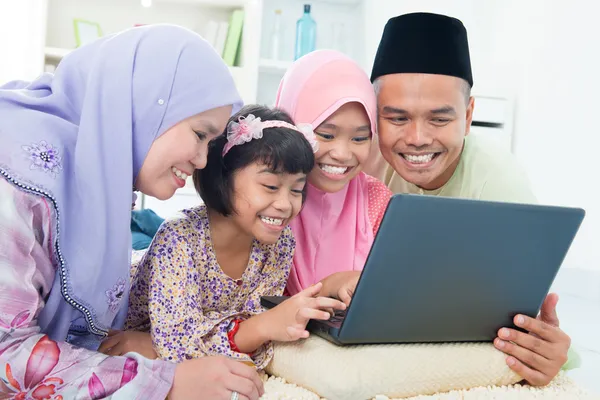 Muslimsk familj interaktion — Stockfoto