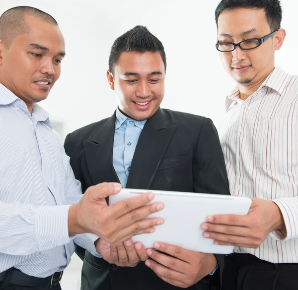 Southeast Asian businessmen discussion — Stock Photo, Image