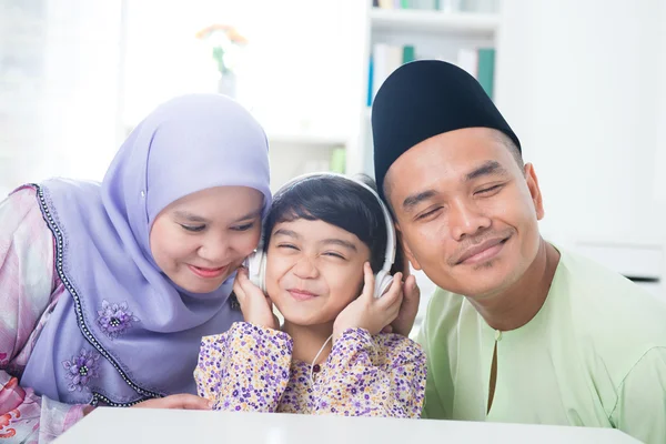 Südostasiatische Familie — Stockfoto