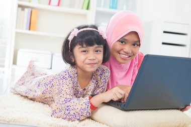 Güneydoğu Asya çocuk İnternet sörf