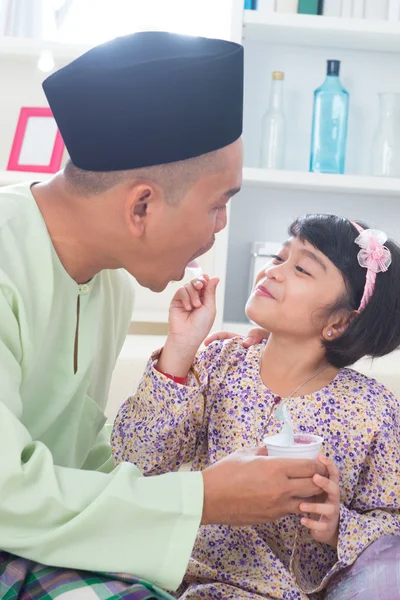 Sud-est asiatico padre e figlia — Foto Stock