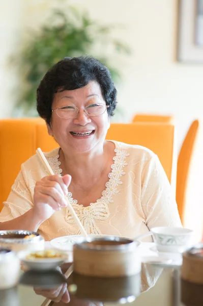 Senior mujer asiática comedor — Foto de Stock