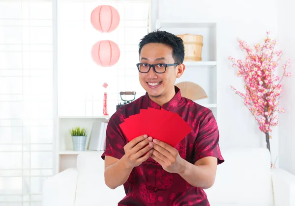 Sud-est asiatico cinese uomo al chiuso — Foto Stock