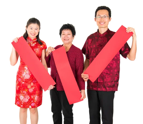 Asiatische chinesische Familie hält rote Federpaare — Stockfoto
