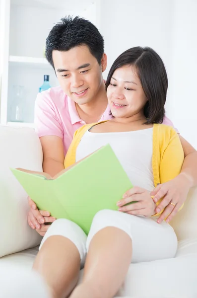 Asian couple reading book — Stock Photo, Image