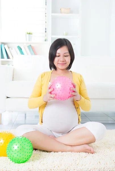 Aziatische zwangere vrouw uitoefening — Stockfoto