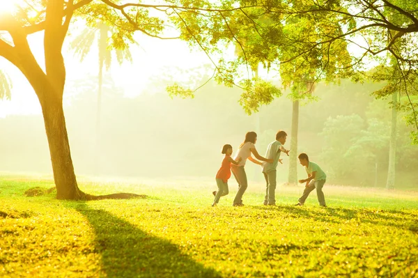 Aziatische familie buiten kwaliteitstijd — Stockfoto