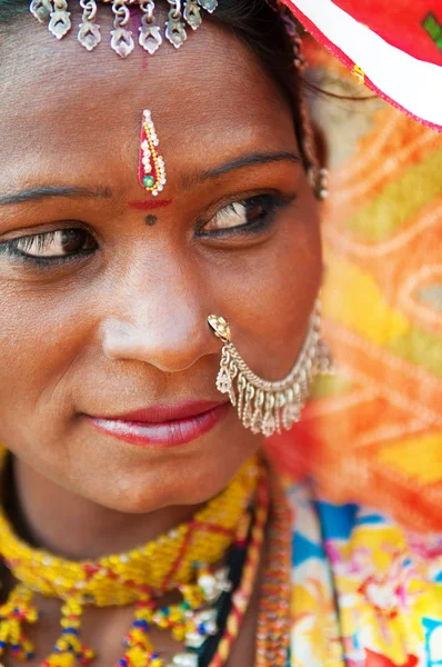 Traditionelle indische Frau schaut weg Stockbild