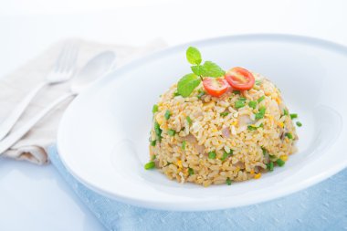 Çin yumurta kızarmış pilav yemek masası üzerinde