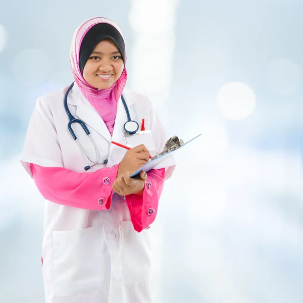Sudeste asiático musulmán estudiante de medicina . —  Fotos de Stock