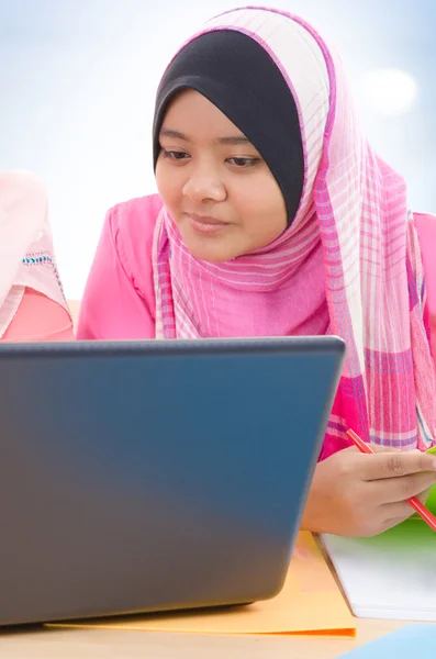 Muslimische College-Mädchen — Stockfoto
