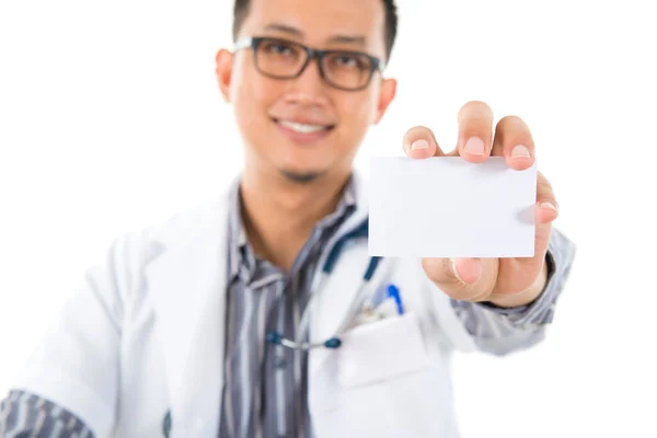 Asiático médico mostrando cartão de visita — Fotografia de Stock