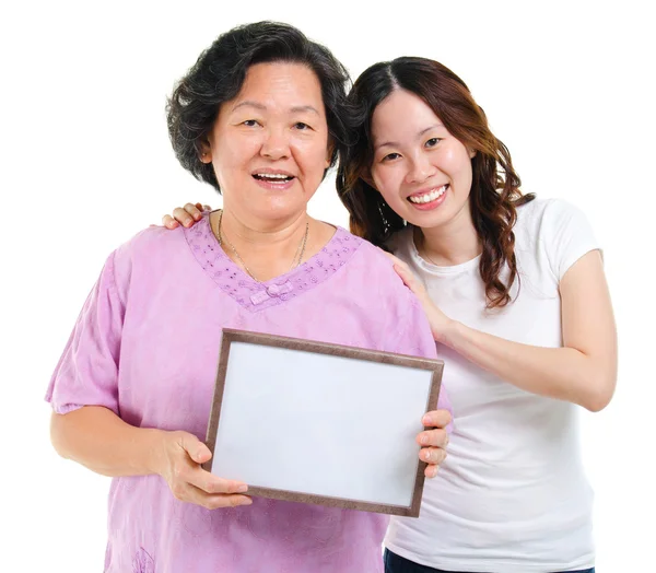 Asiático família segurando uma placa em branco — Fotografia de Stock