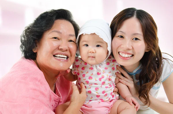 Felice famiglia asiatica a casa — Foto Stock