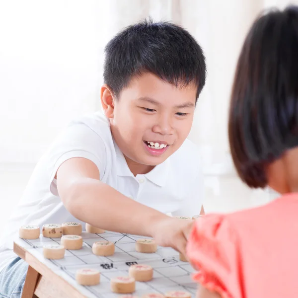 Enfants asiatiques jouant aux échecs chinois — Photo