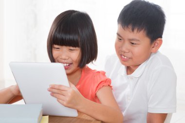 çocuklar dijital tablet PC'yi kullanma