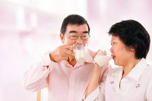 Asiática madura pareja bebiendo leche de soja — Foto de Stock