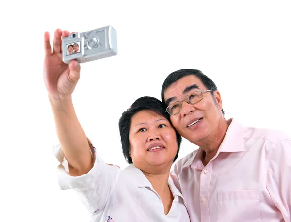 Азиатская старшая пара самостоятельно фотографирует — стоковое фото