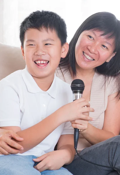 Asian family singing karaoke — Stock Photo, Image