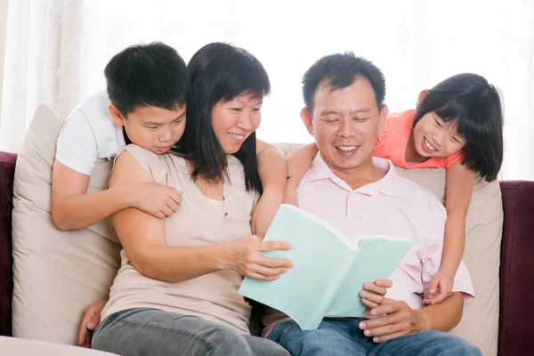Pais e crianças lendo livros em casa . — Fotografia de Stock