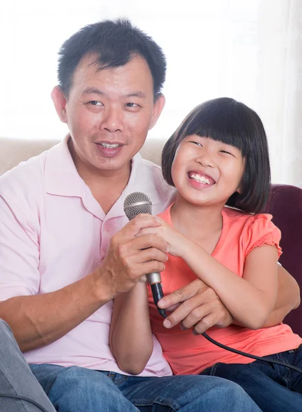 Felice famiglia asiatica canto karaoke — Foto Stock