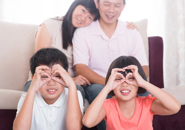 Zuidoost-Aziatische familie thuis — Stockfoto