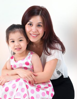 Anne kızını kucaklıyor.