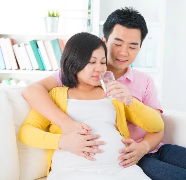 Zwangere vrouw drinkwater — Stockfoto