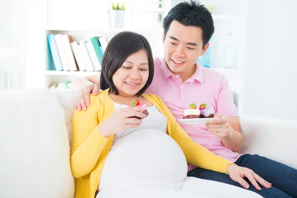 Asiatische schwangere Frau essen Kuchen — Stockfoto